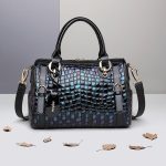 ELEGANT AND FUNCTIONAL TOTE FOR WOMEN